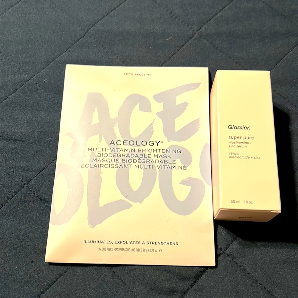 NIB Glossier SuperPure Serum and bonus face mask